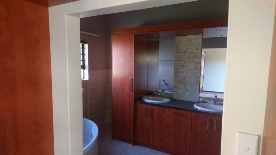 To Let 3 Bedroom Property for Rent in Hillside Free State